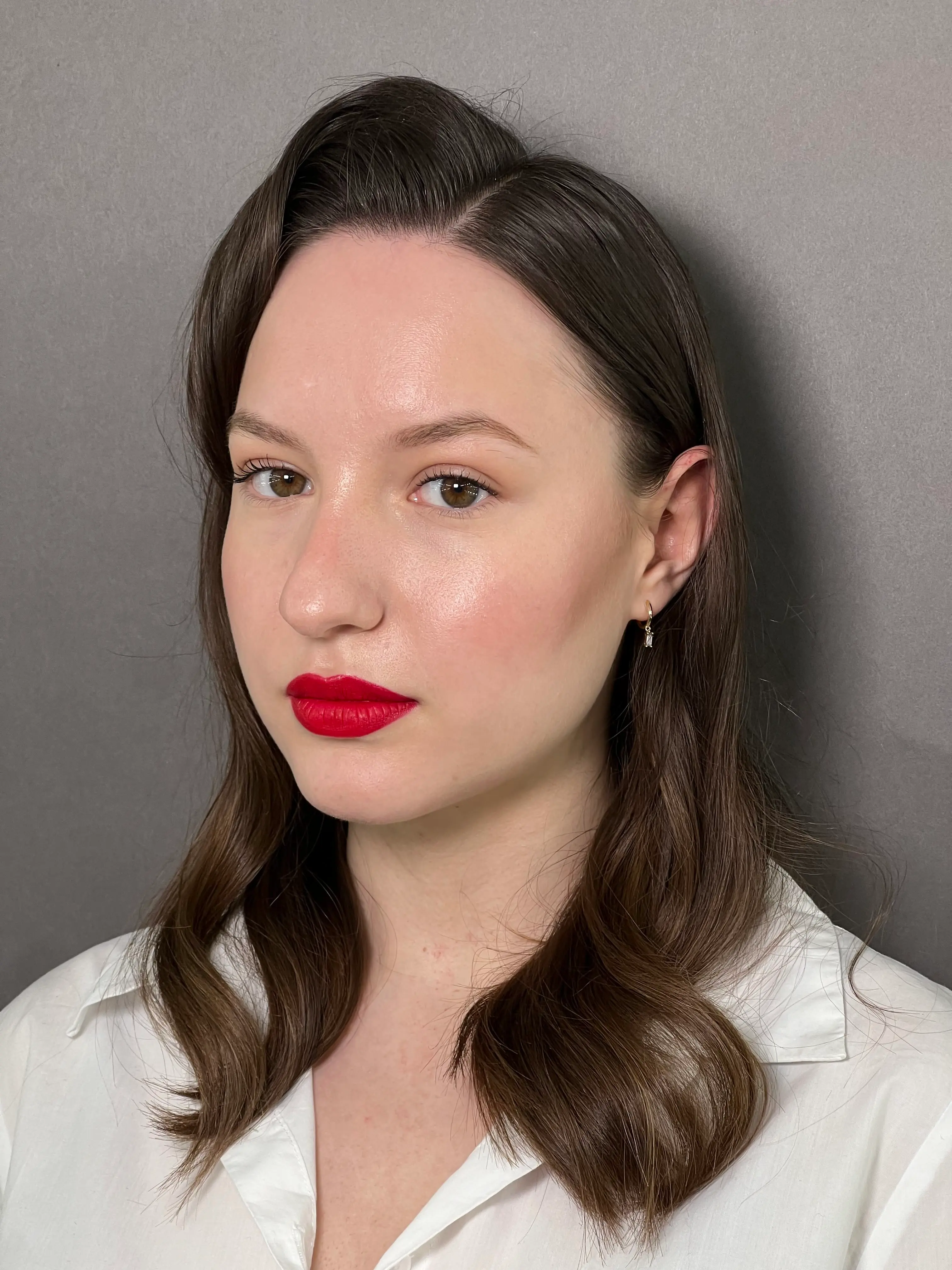 A minimal and sophisticated look with glowing skin, natural brows, and bold red lips as the absolute star of the makeup.